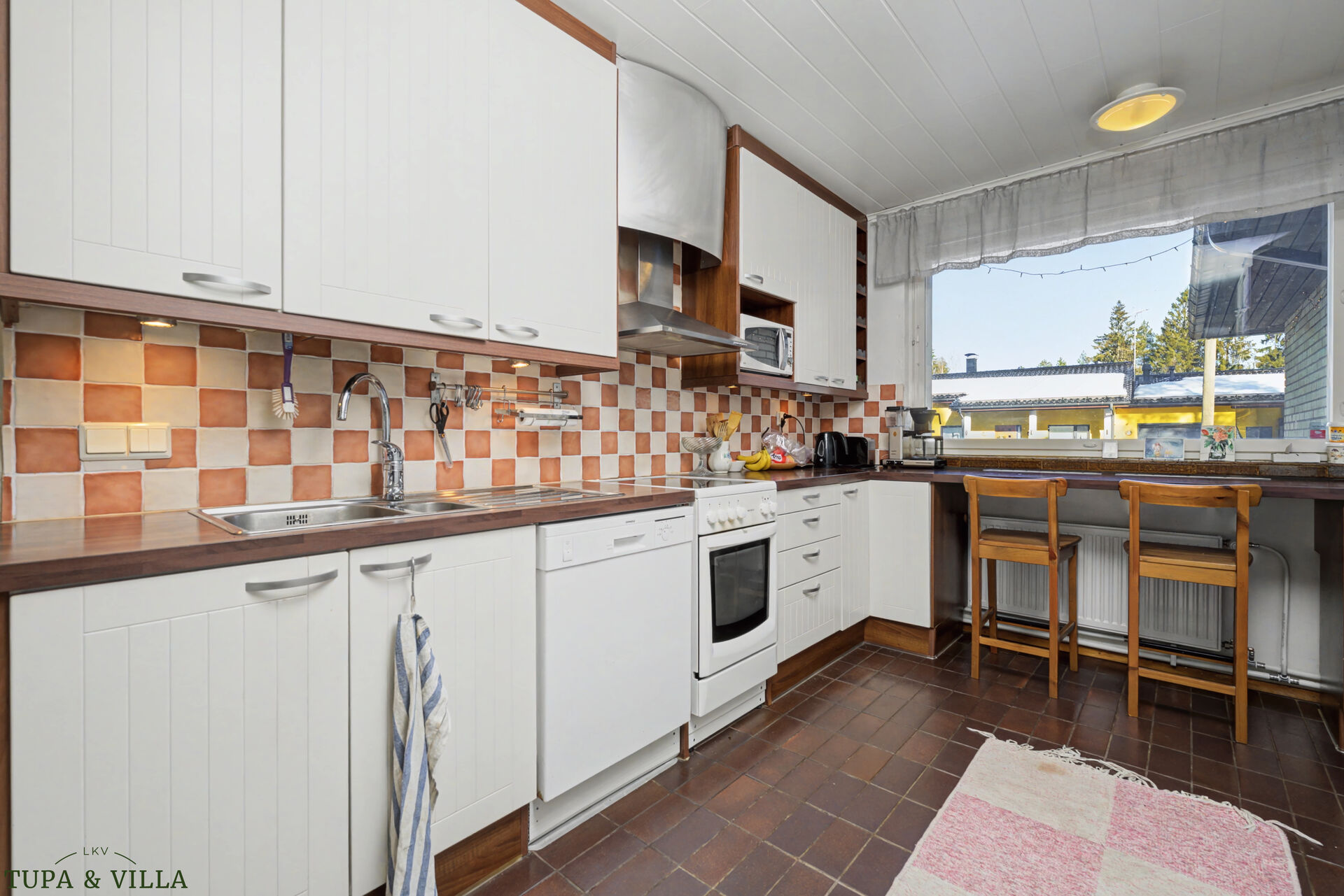 4h, k, ps, s, khh, 2 x erill. wc, 2 x et, autotalli