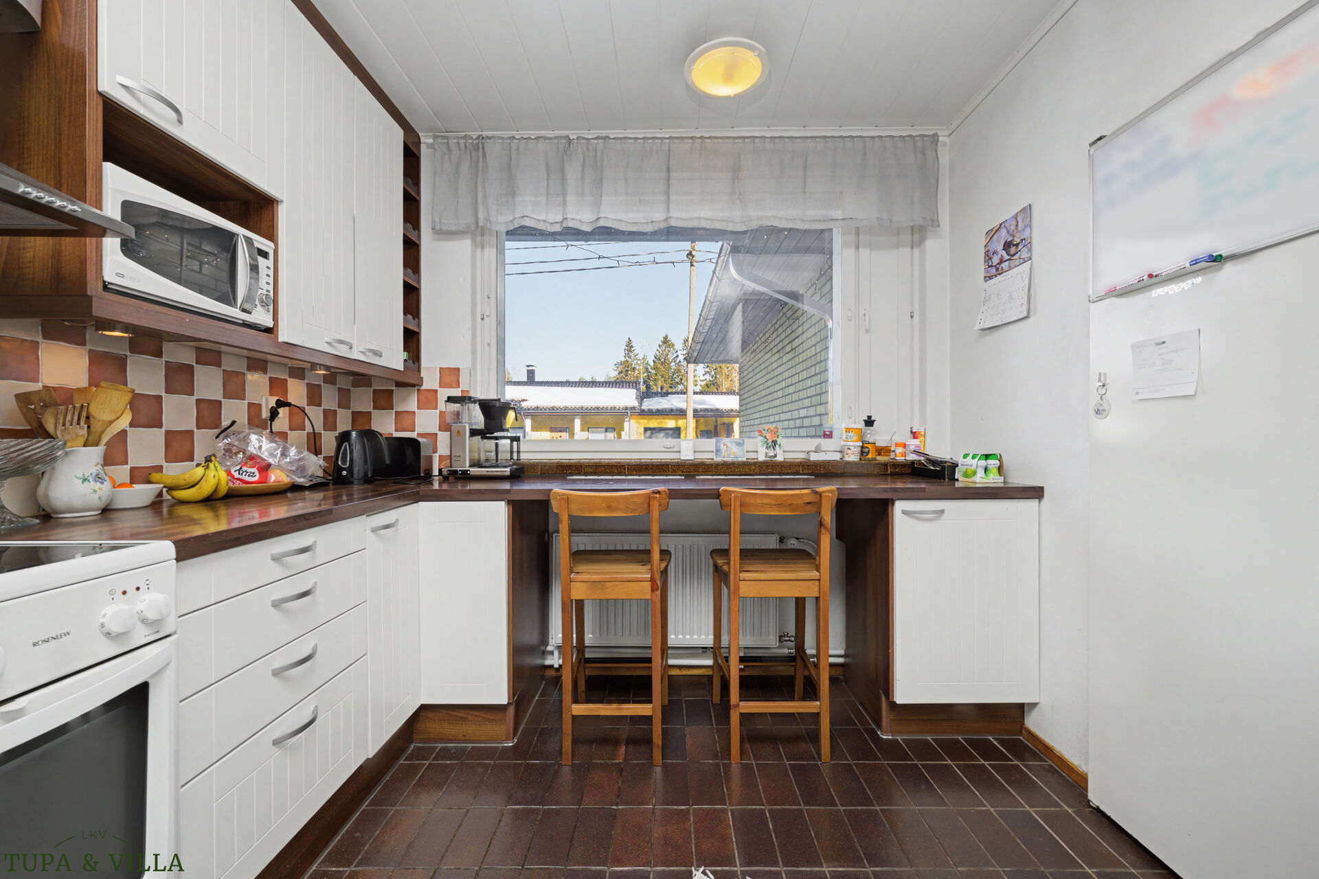 4h, k, ps, s, khh, 2 x erill. wc, 2 x et, autotalli