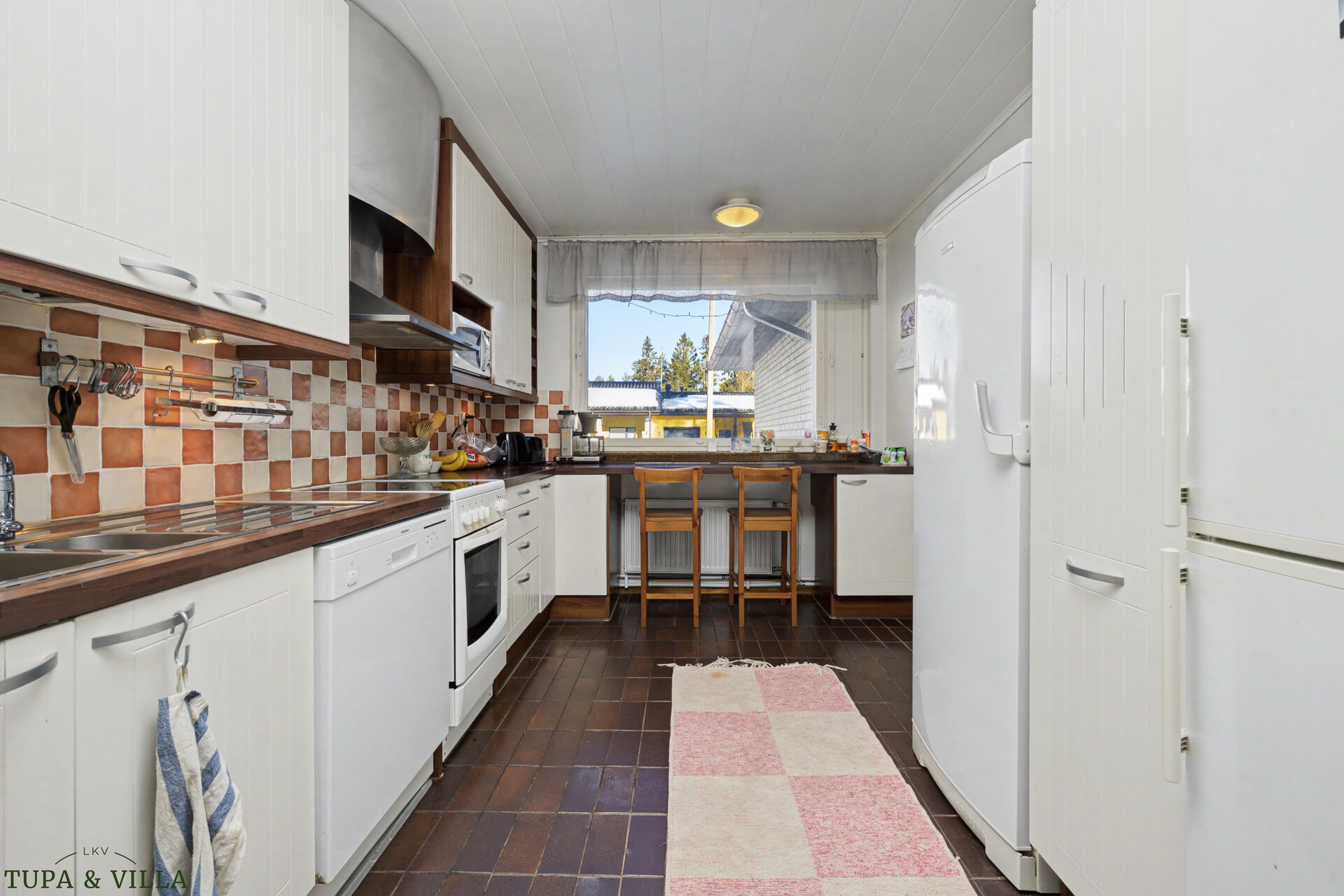 4h, k, ps, s, khh, 2 x erill. wc, 2 x et, autotalli