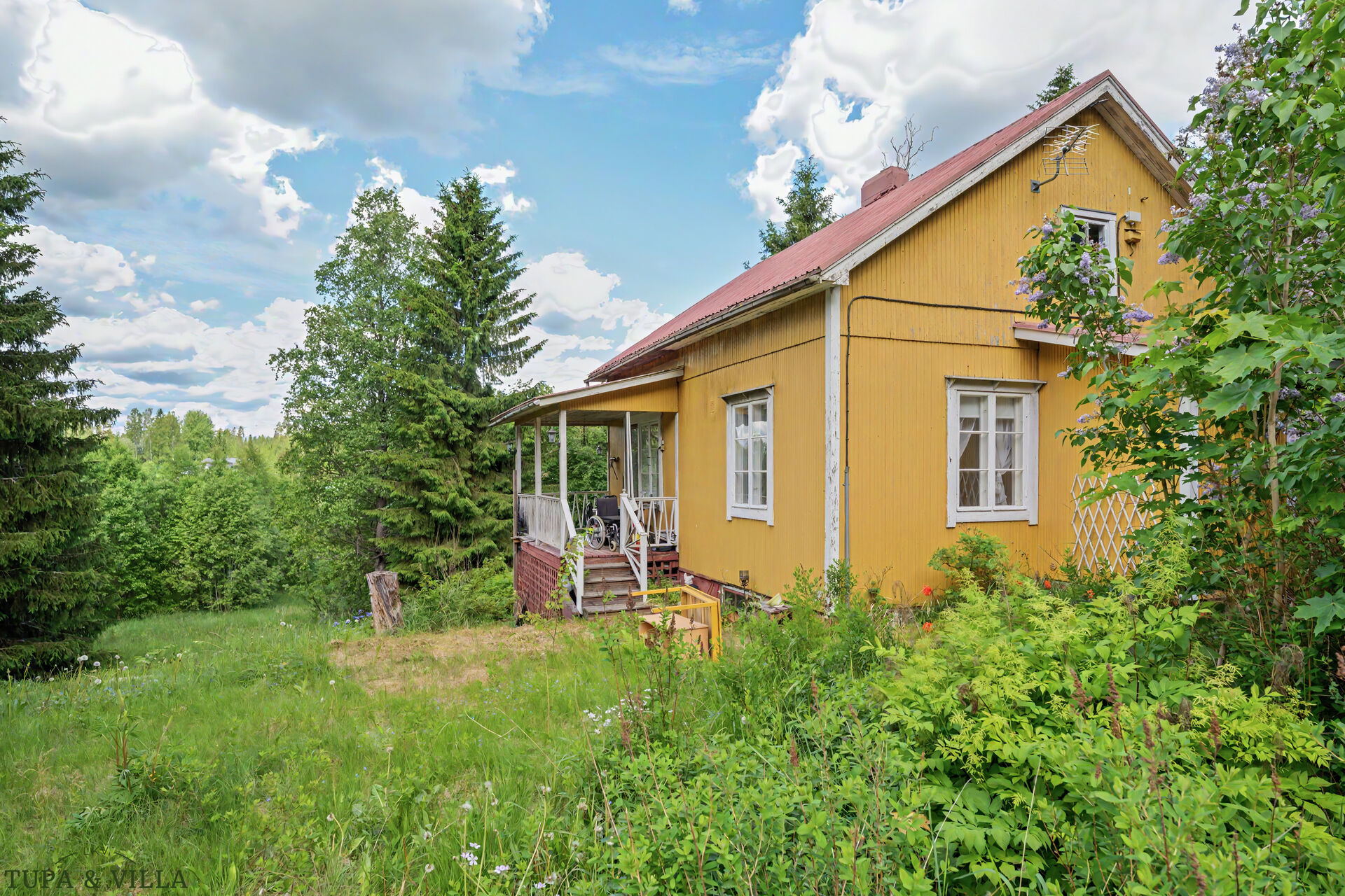 2h, k, kph, wc, kellari, ullakko + erillinen saunallinen piharakennus