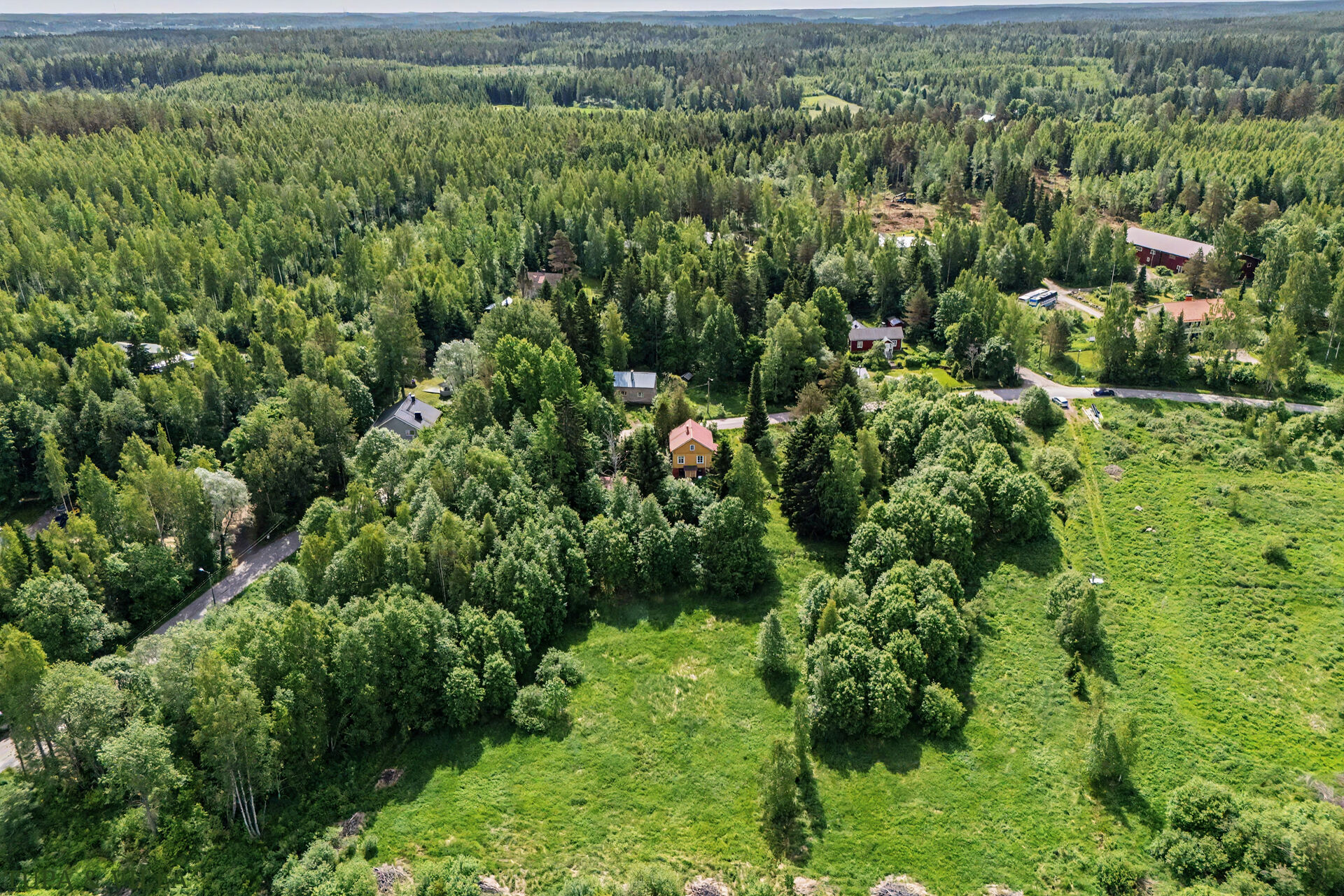2h, k, kph, wc, kellari, ullakko + erillinen saunallinen piharakennus