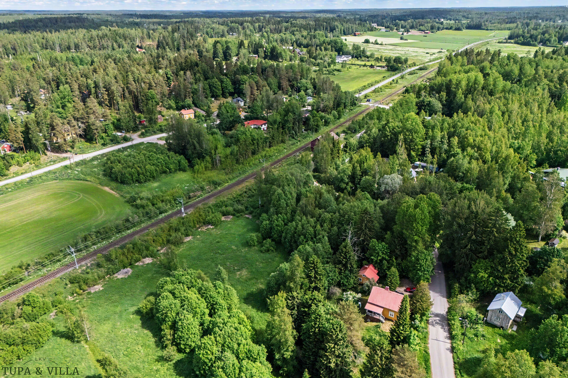 2h, k, kph, wc, kellari, ullakko + erillinen saunallinen piharakennus