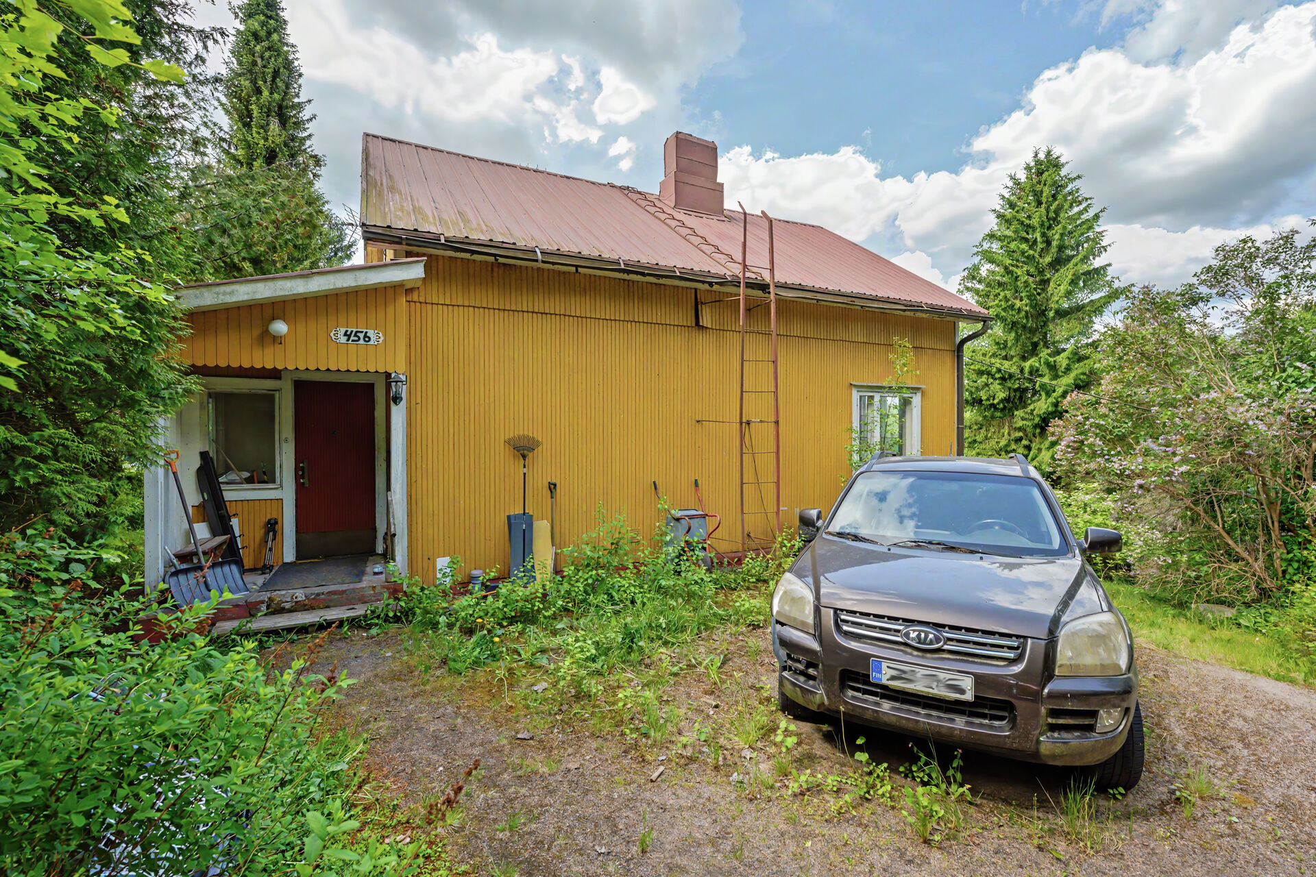 2h, k, kph, wc, kellari, ullakko + erillinen saunallinen piharakennus