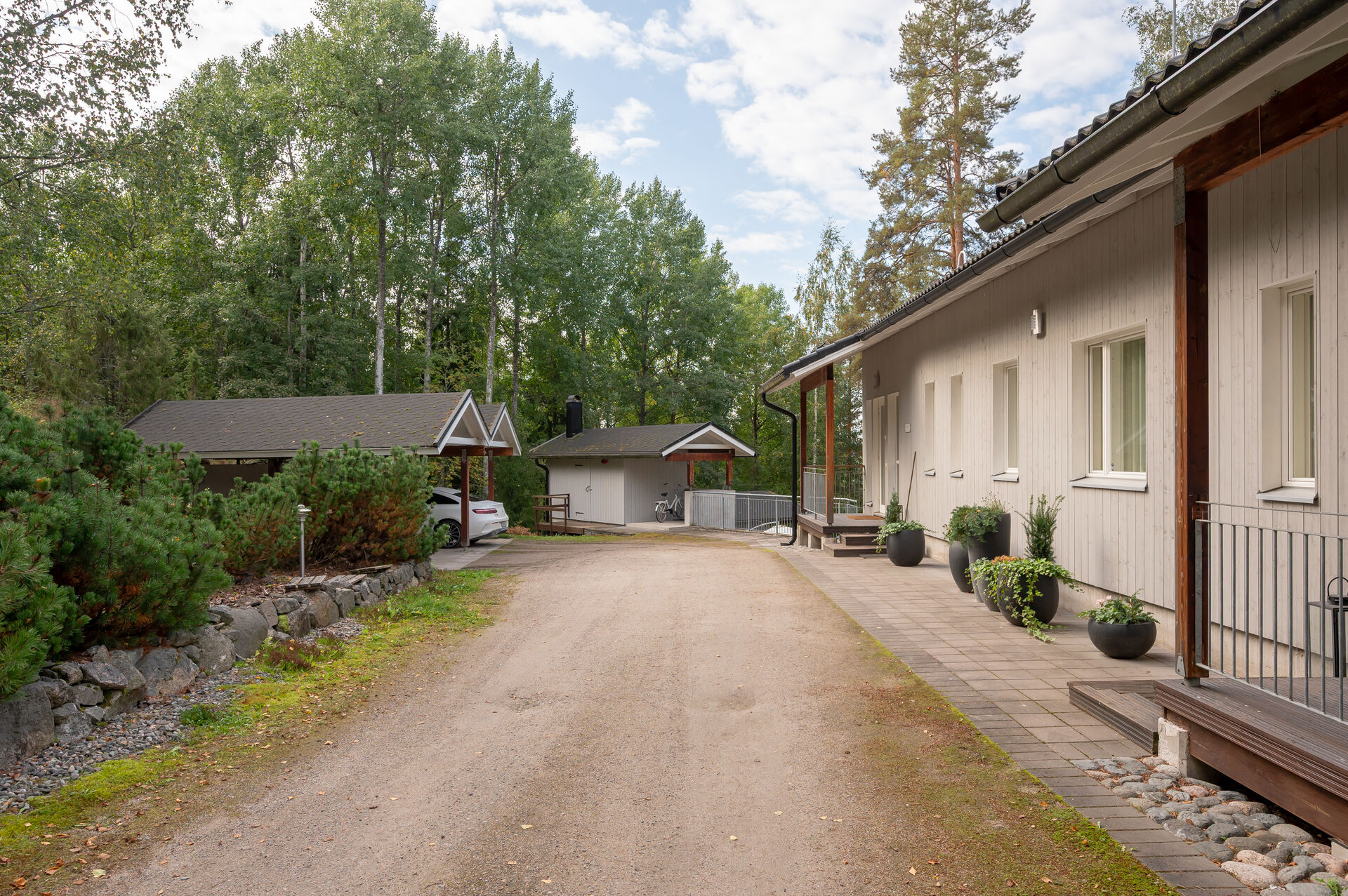 4h, k, kirj, aula, khh, kph x2, wc x2 , var + ak + pihasauna