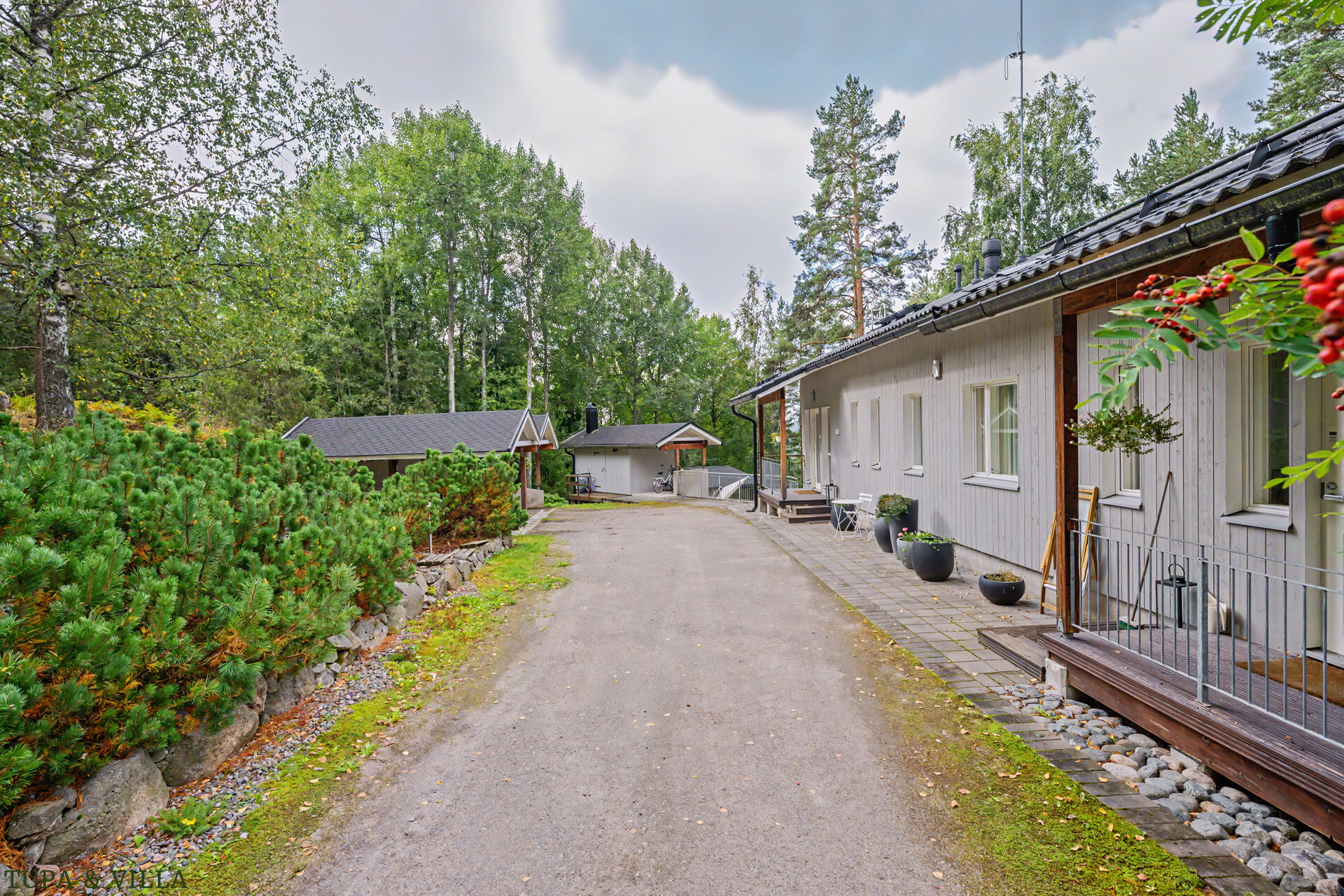 4h, k, kirj, aula, khh, kph x2, wc x2 , var + ak + pihasauna