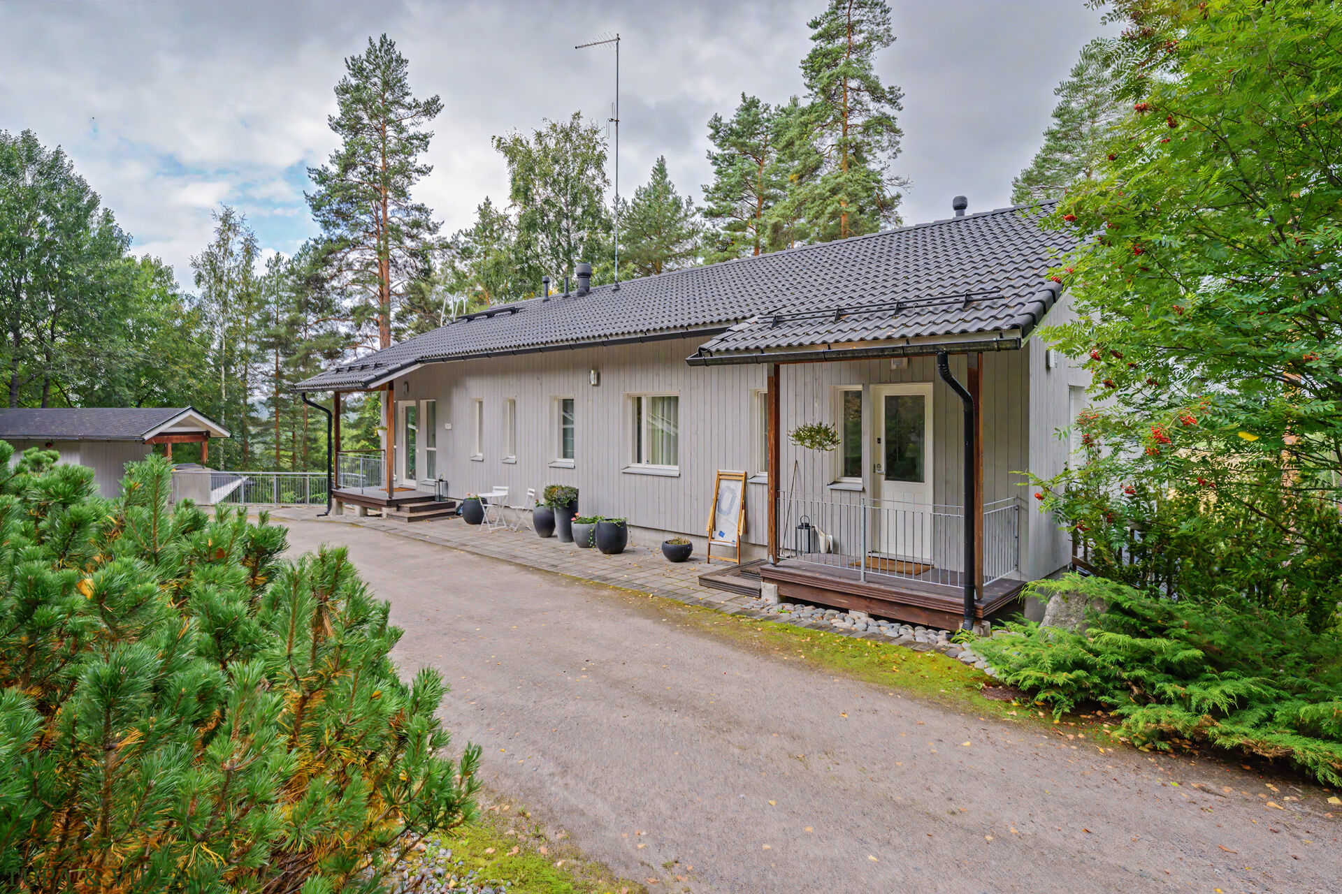 4h, k, kirj, aula, khh, kph x2, wc x2 , var + ak + pihasauna