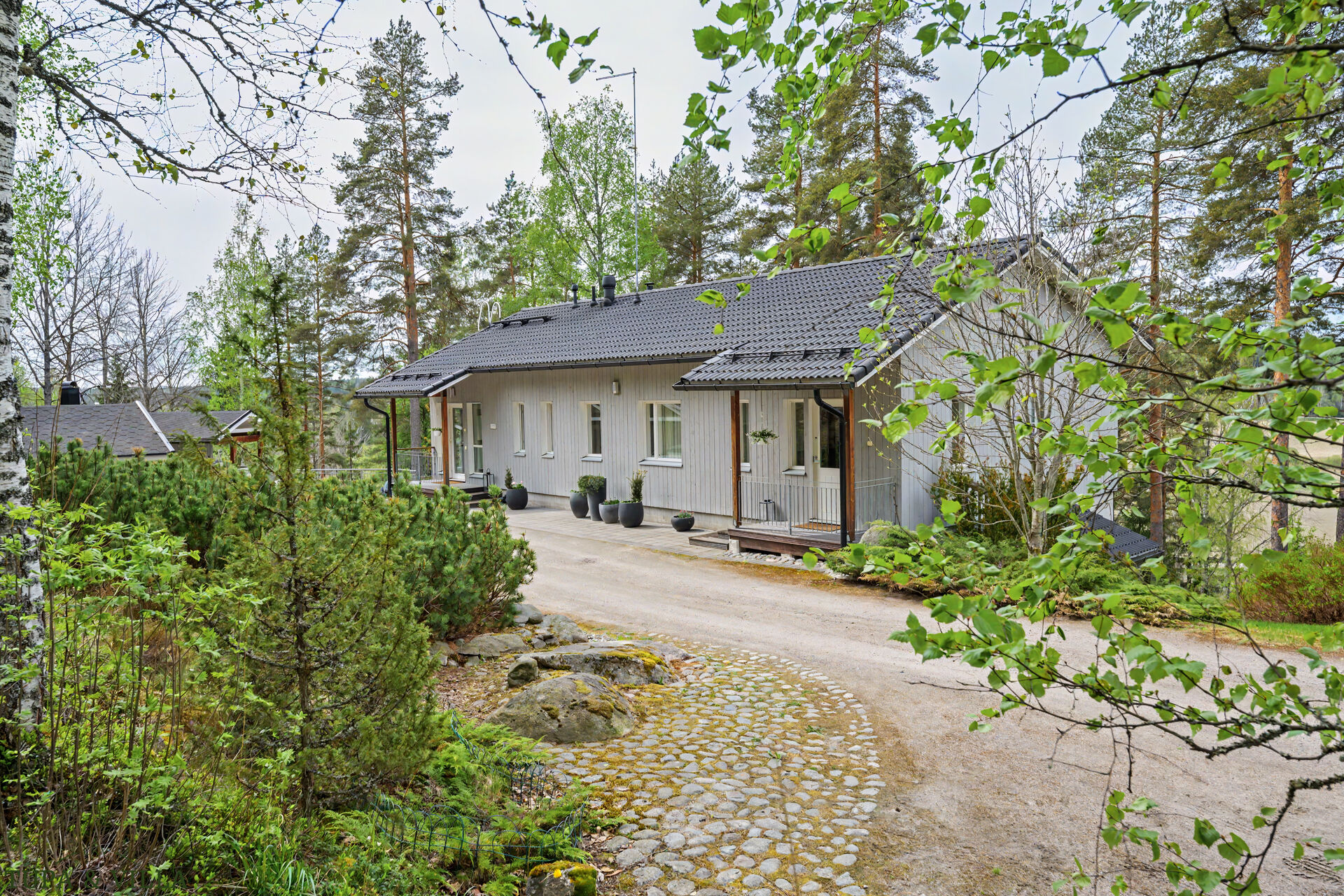 4h, k, kirj, aula, khh, kph x2, wc x2 , var + ak + pihasauna