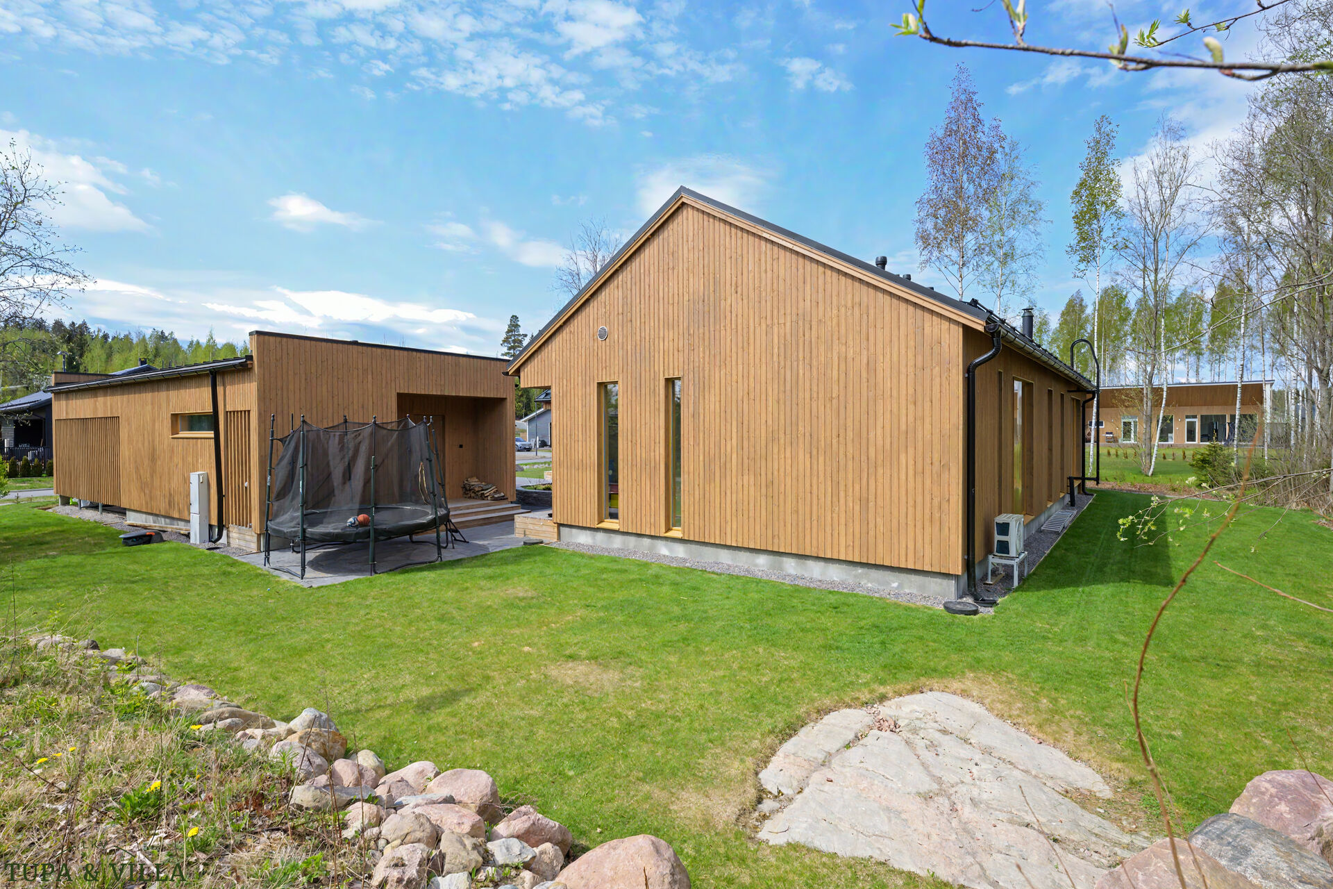 4h, k, khh, kph, wc + saunarakennus: tupa/th, pkh, wc, kph, s + at, ak, var/th