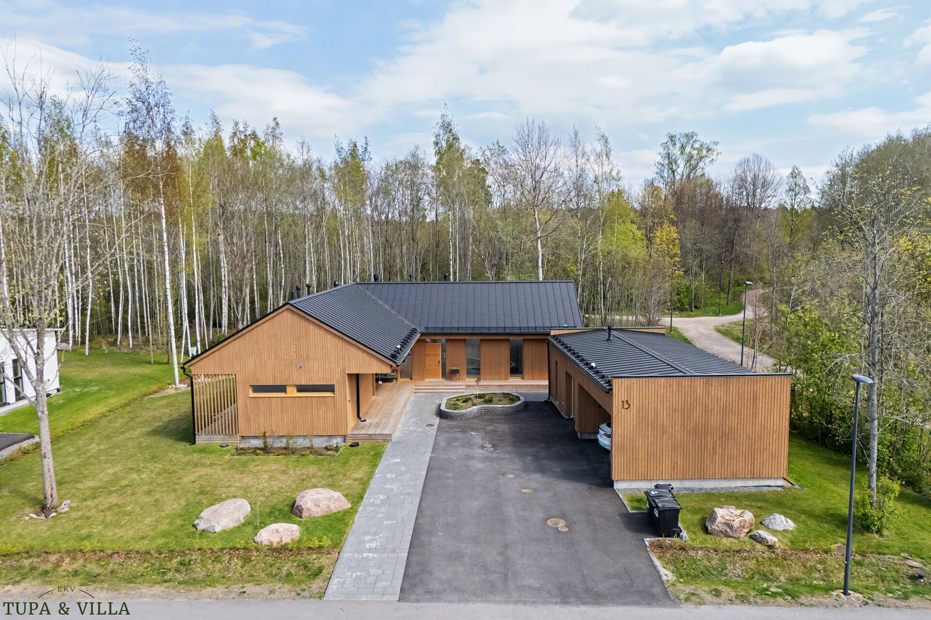 4h, k, khh, kph, wc + saunarakennus: tupa/th, pkh, wc, kph, s + at, ak, var/th