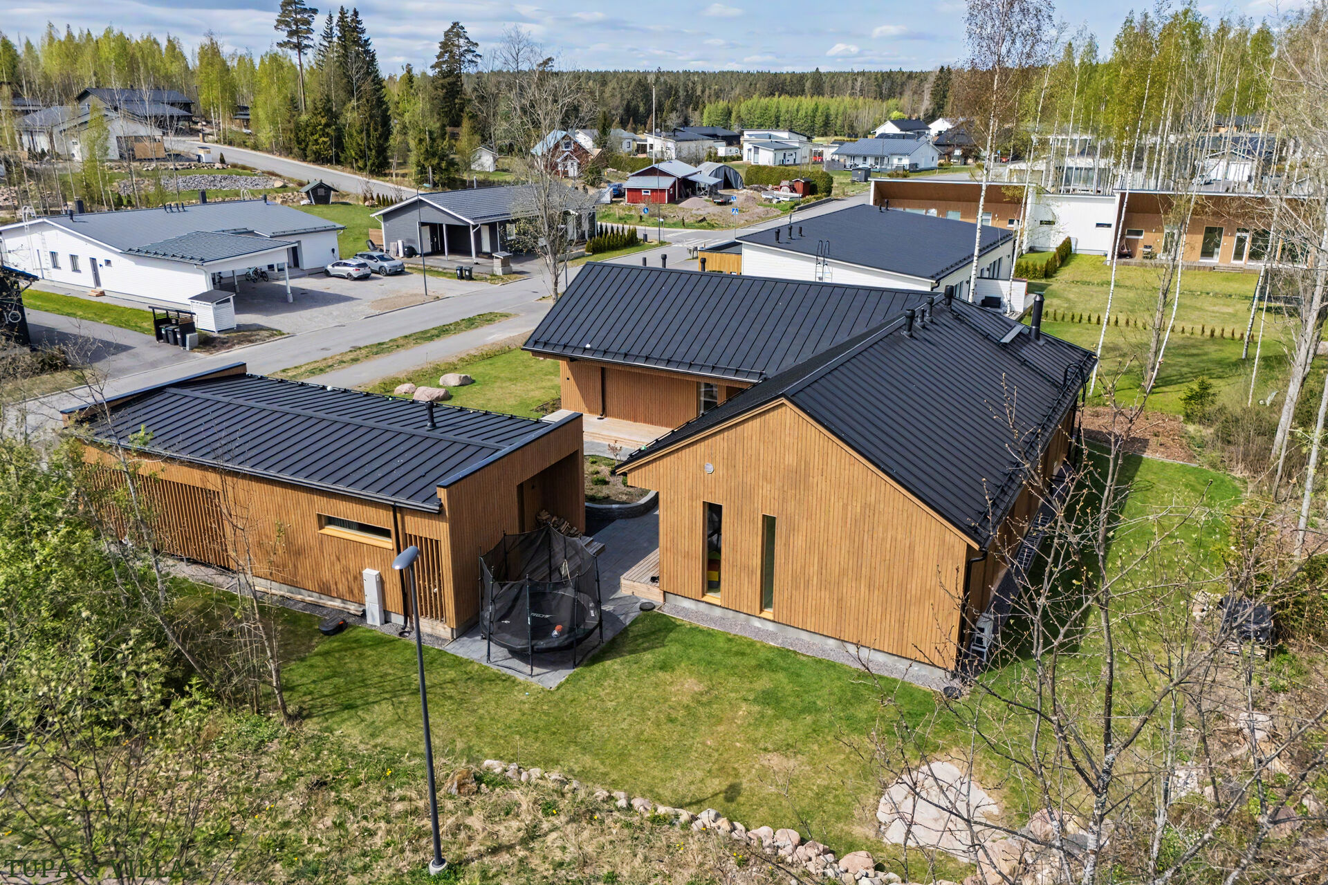 4h, k, khh, kph, wc + saunarakennus: tupa/th, pkh, wc, kph, s + at, ak, var/th