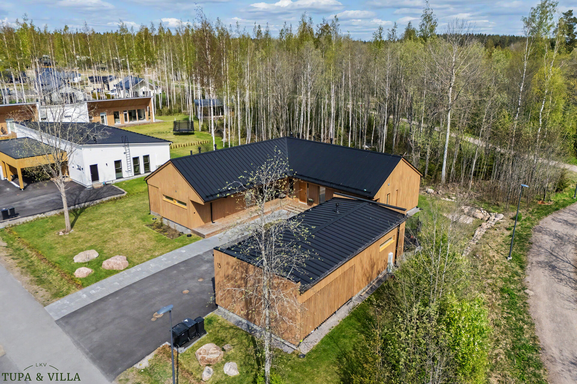 4h, k, khh, kph, wc + saunarakennus: tupa/th, pkh, wc, kph, s + at, ak, var/th