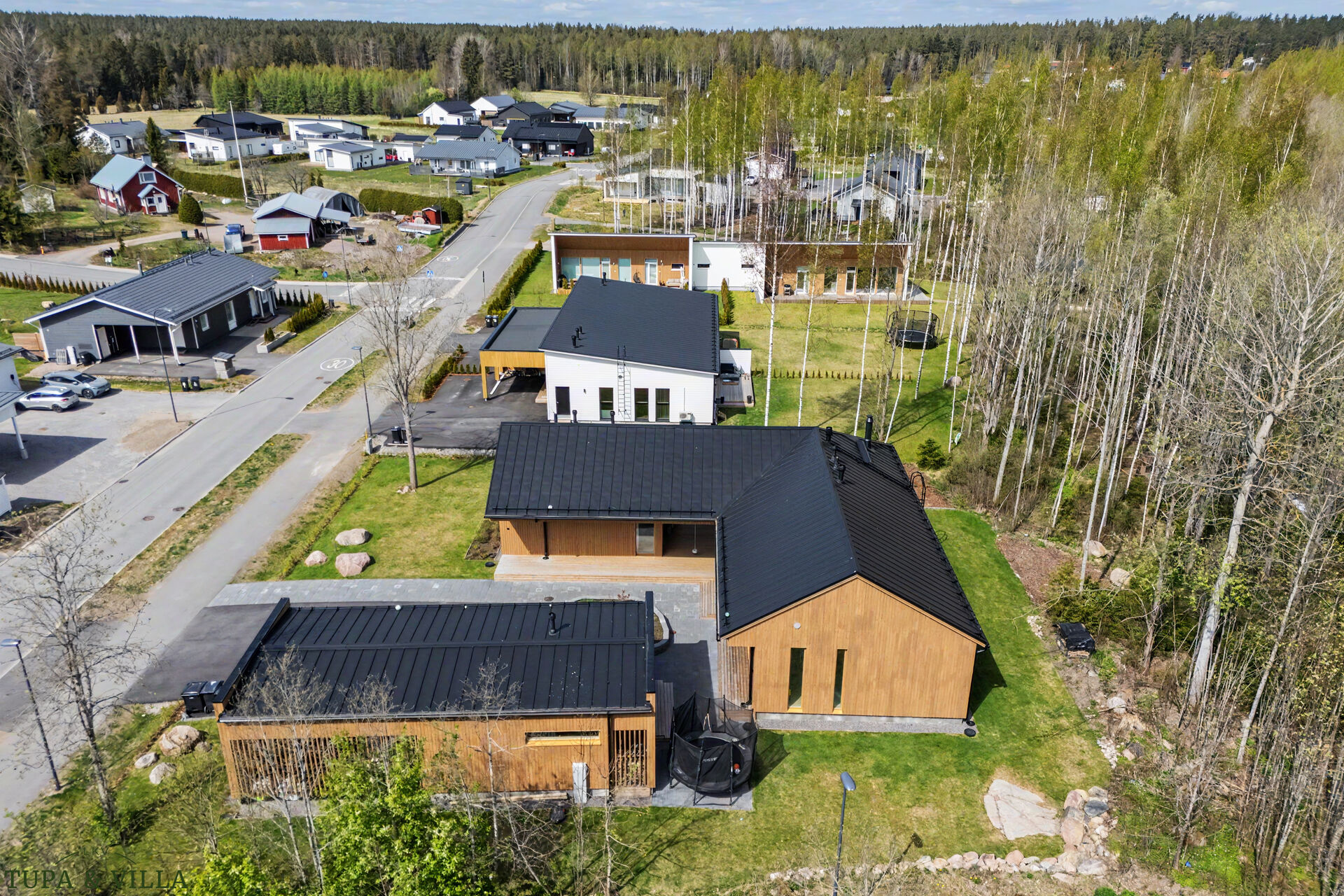 4h, k, khh, kph, wc + saunarakennus: tupa/th, pkh, wc, kph, s + at, ak, var/th