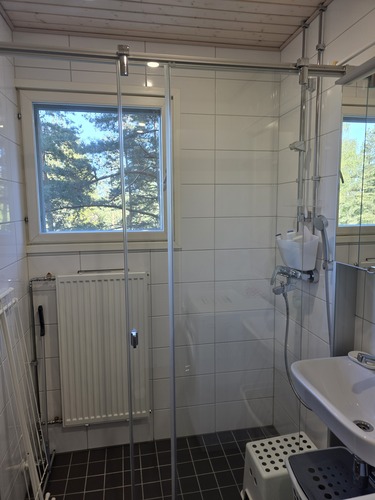 Kylpyhuone isolla ikkunalla