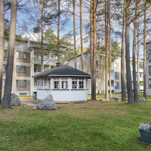 Huvimaja on melkein uusi.