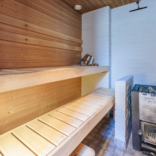 Puulämmitteinen sauna