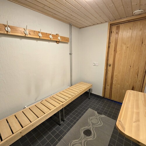 Taloyhtiön pukuhuone.