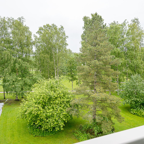 Parvekenäkymä sisäpihalle ja puistoon