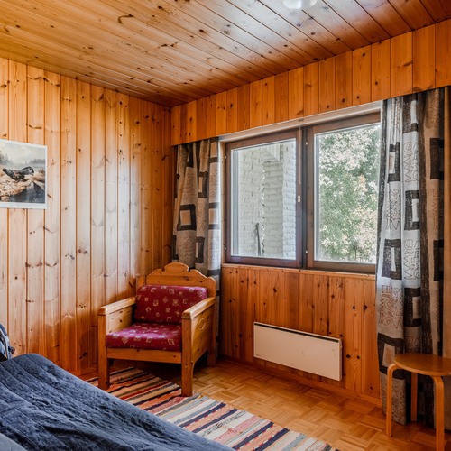 Työhuone/makuuhuone alakerrassa