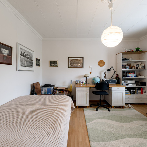 Makuuhuone 2 on tilava myös