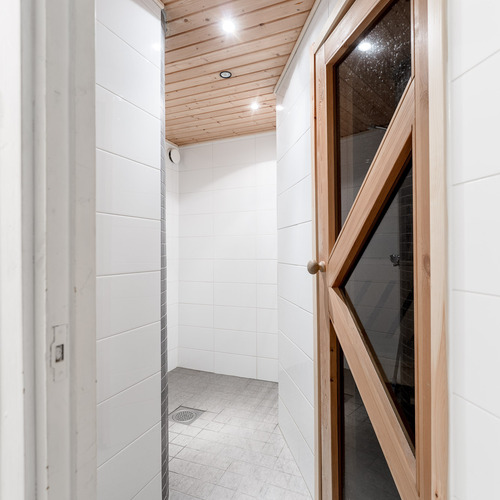 Saunaan ja pesuhuoneeseen kodinhoitohuoneesta