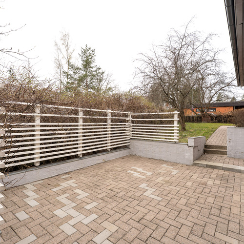 Aurinkoterassi on etelän puolella