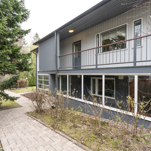 Pohjoisjulkisivu, suojainen käynti teknisen tilan käytävään