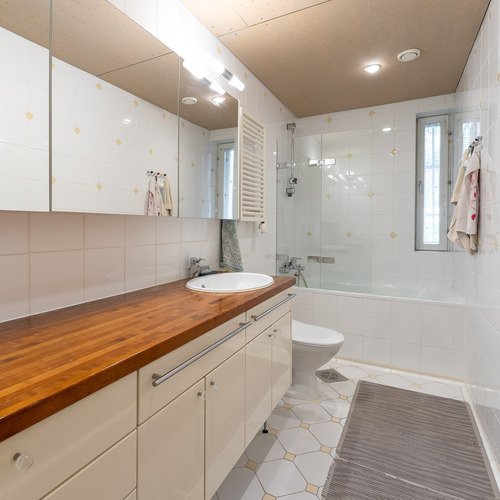 Makuuhuonekäytävän kylpyhuoneessa on amme