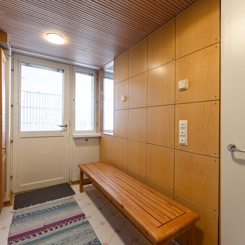 Saunaosaston pukuhuoneesta käynti katetulle terassille