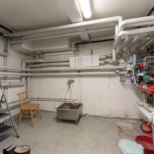 Teknisessä tilassa allas kuranhuuhteluun