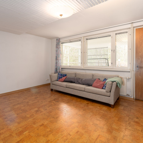 Makuuhuone 5 josta on käynti katetulle terassille