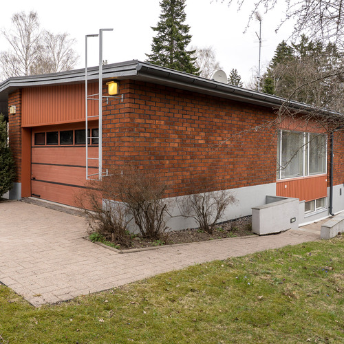 Julkisivu lounaiskulmalta