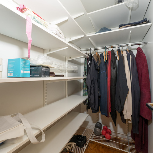 1. kerroksen makuuhuonekäytävän vaatehuone