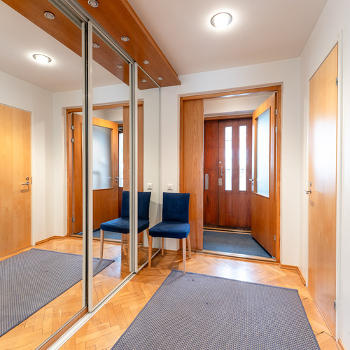 Eteinen ja tuulikaappi