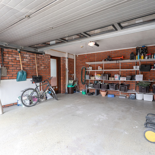 Autotalli on reilun kokoinen