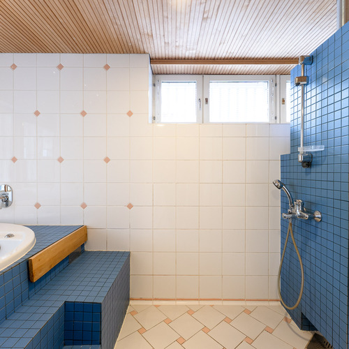 Saunan kylpyhuoneessa on kaksi suihkua