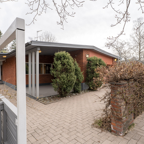 Julkisivu luoteiskulmalta