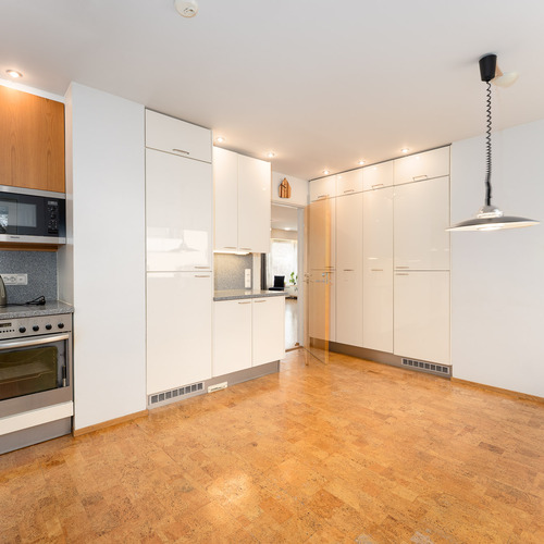 Keittiön kaapistoja riittää