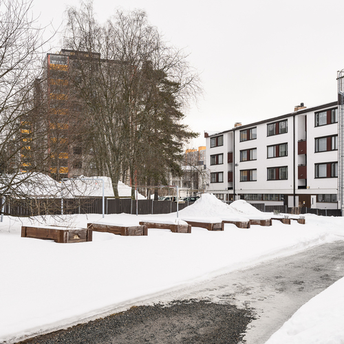 Pihassa istutuslaatikoita