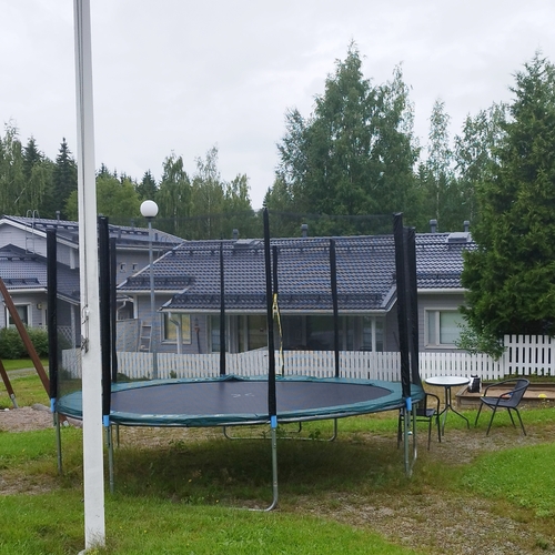 Pihalla tramppa, keinu ja hiekkalaatikko