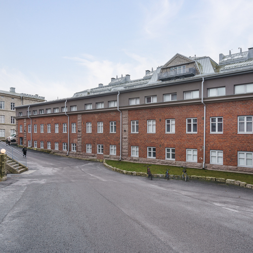 Vasemmalla Graniittilinna, jossa varasto