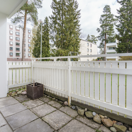 Kivetty ja aidattu patio