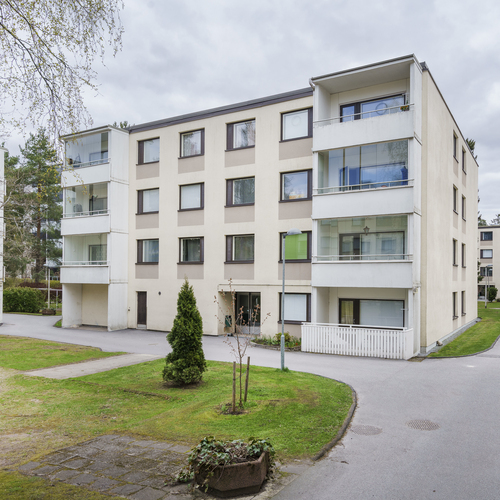 Talo sisäänkäynnin puolelta