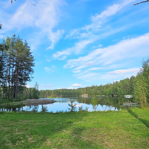 Näkymä päärakennuksesta toiseen suuntaan.