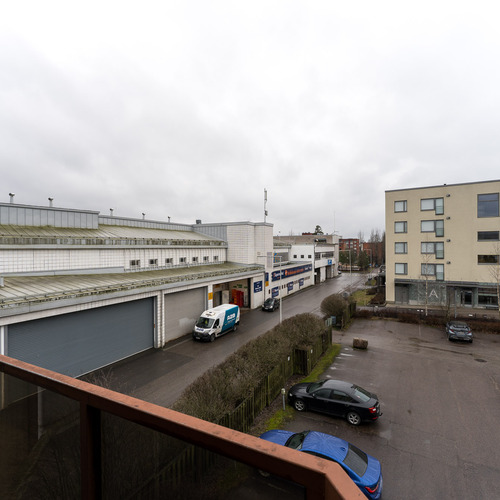 Kultarikonpolku parvekkeelta lännen suuntaan