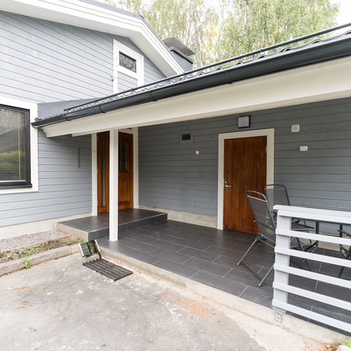 Terassilta saunaosastolle ja pääsisäänkäynnille