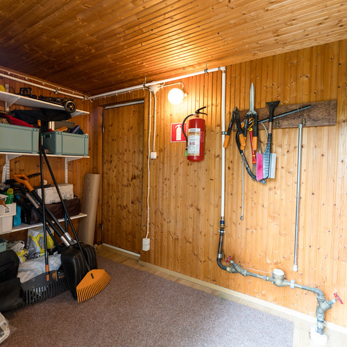 Varastohuone ulko-ovelta