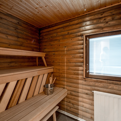 Saunassa on iso ikkuna