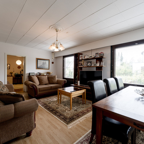 Olohuone keittiön käynniltä