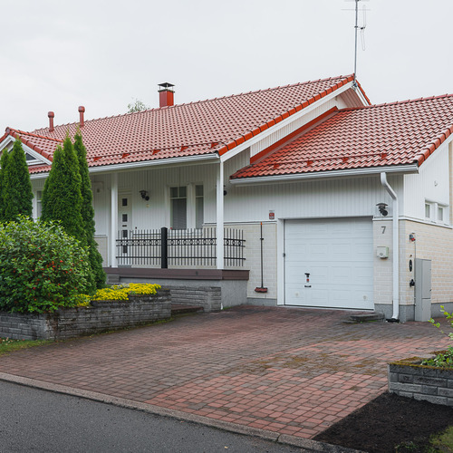 Omakotitalo, Riihimäki, Parooninmäki, Metsurinkatu 7, 4h, k, rt, 2 wc, 2 vh, kph, s, khh, tekn.tila, at, var, pihavarasto, 189,50m², 339 000,00 €
