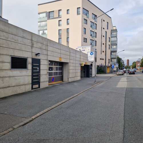 Sähköinen ovi autohalliin Sähköinen ovi autohalliin